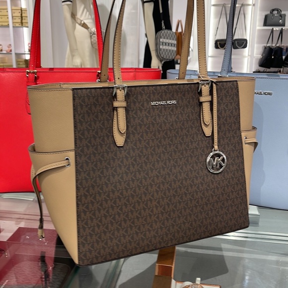 MICHAEL KORS GILLY LARGE DRAWSTRING TRAVEL TOTE SIGNATURE Camel
NWT

NWT - Picture 14 of 16